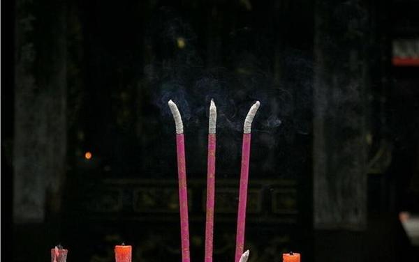 三根香 当使用三根香看事的时候,如果三根香的香灰,都向外侧弯曲