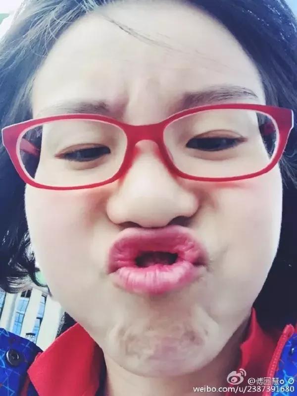 一言不是就晒排球一看就斗鸡正常自拍不合眼撅着嘴,这少女参数台裁判图片