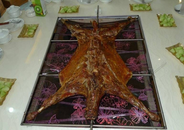 整只烤全羊就是这样架上来的,放在桌子中间的烤架上,脆嫩,入味.