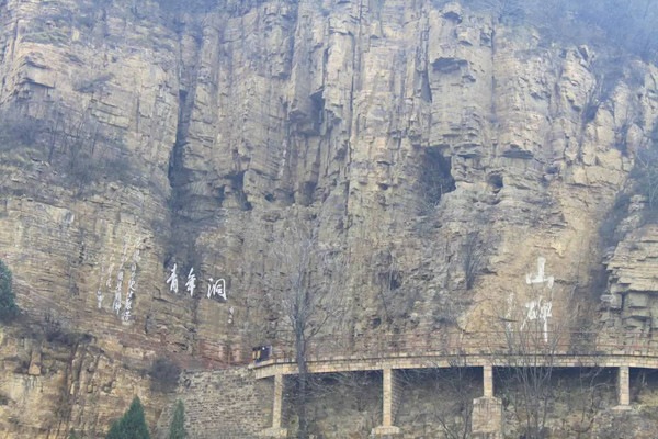 太行山的悬崖峭壁上建成了全长1500公里的大型引水灌溉工程—红旗渠