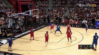 超强的身体素扛开了两人,抢到前场篮板,投篮制造了犯规,但从起跳动作