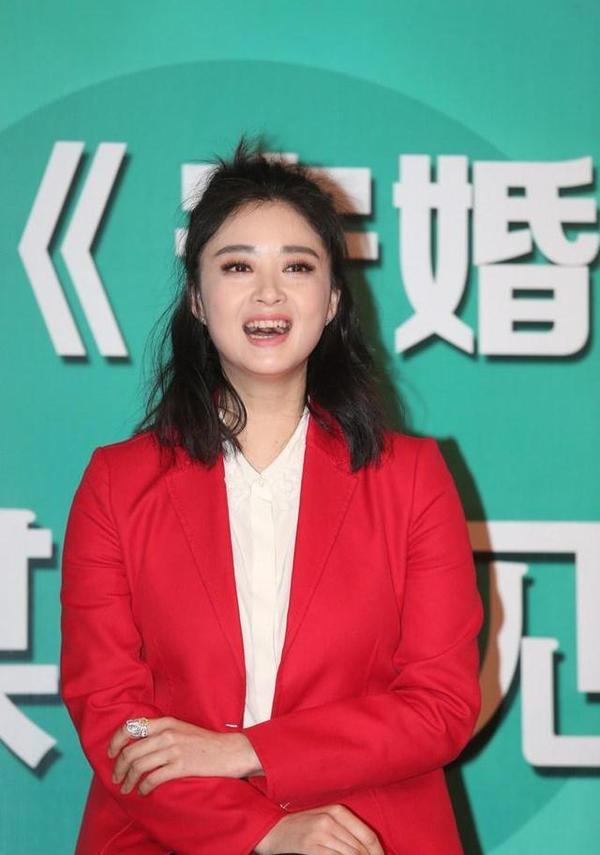 蒋欣不适合这种很艳丽的红色,厚重的外套显得她十分臃肿.