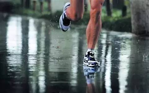 现在业余跑者"看天色"跑步的现象非常普遍,下雨期间连着几天不跑,一
