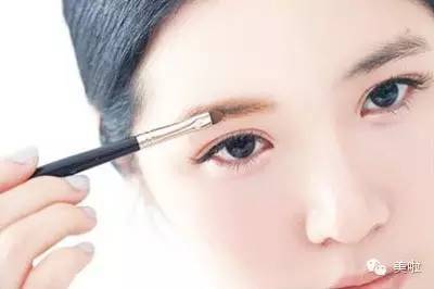 因为眉毛浓密的mm,本身就不需要多余的填充,只需用眉粉来调节下眉毛的