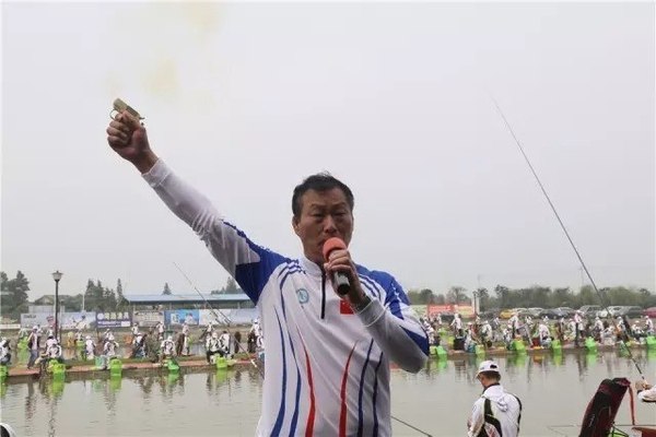 赛前准备工作完毕,随着总裁判长发令枪响,比赛正式拉开帷幕, 预祝参赛