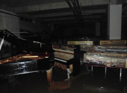 【学校地下室进水 百余台钢琴被淹】 在昨天清晨的细雨中,身着迷彩服