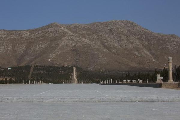 这里是唐玄宗李隆基墓,位于陕西省五龙山余脉金粟山南.