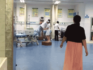 再后来,就是送到了医院,医生开始对女孩进行抢救.