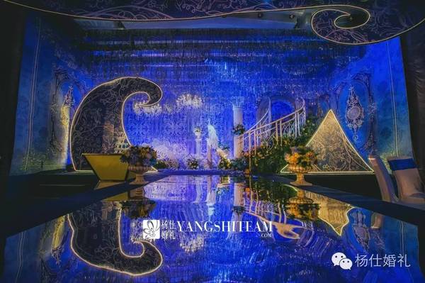 你予我一个梦中的婚礼,我应你一生携手日久弥坚。 巴洛克风格的婚礼设计奢华恢弘,体现着绝对的典雅与华丽,品味复古之中蕴含的现代浪漫。结合海洋厅的简洁、层次分明,营造出深邃大气氛围感受。