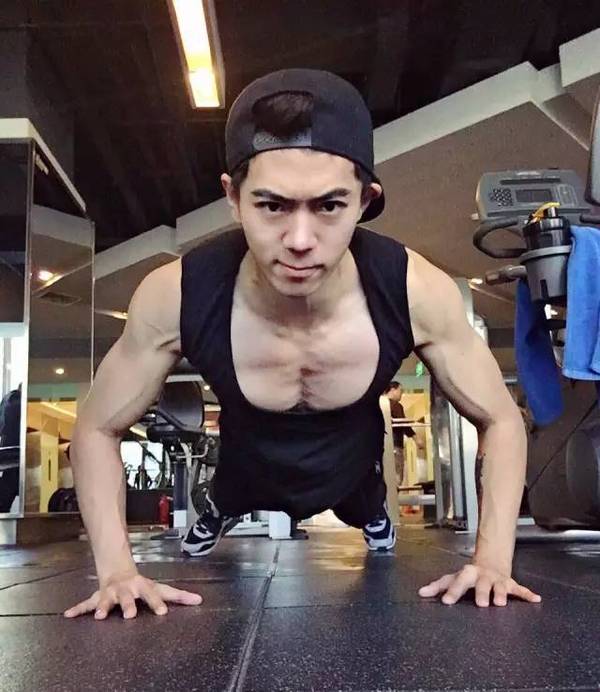 一个丁丁很大的内裤男模~