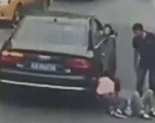老太太遭汽车碾压,网友纷纷为女司机说话