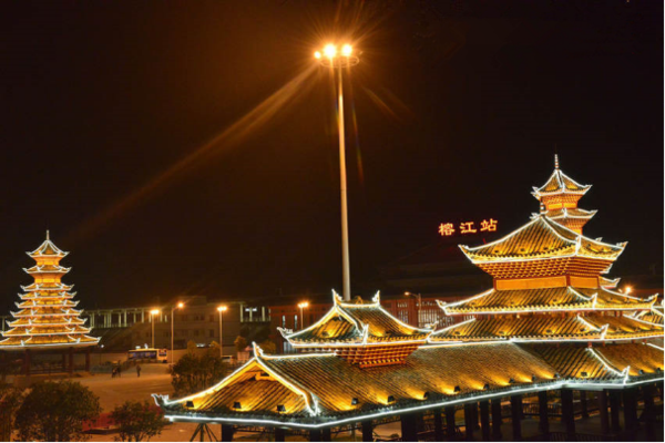 除了上面讲的那些,榕江还有很多地方夜景也是美得不摆了,小编就提前带