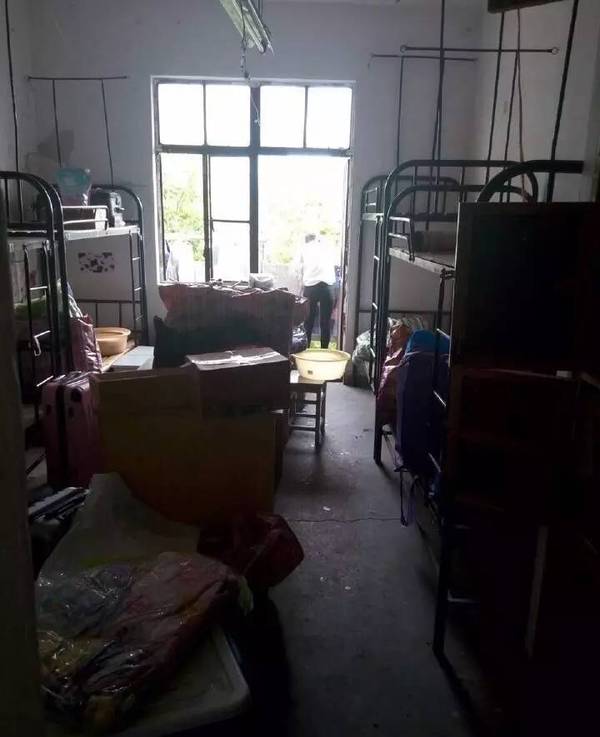 网友"@zsx2004"反映:"南京工业大学丁家桥校区的宿舍2号楼,男女混住