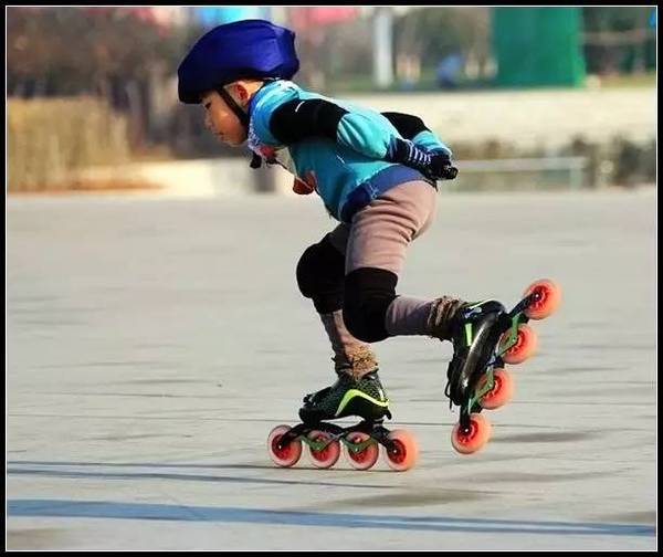 太小的孩子不能练轮滑?国家队主教练:3岁以上