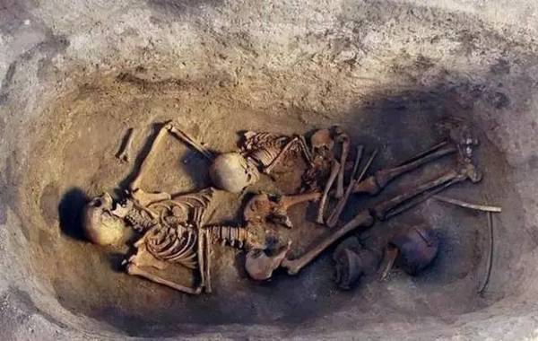 1,西伯利亚挖掘出4500年女尸 墓葬装饰精美陪葬丰厚