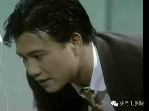 在1987年的警匪电影《江湖情》里,万梓良和周润发上演巅峰对决.