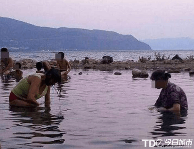 熟女原味洗澡水?难怪水费居高不下呢.