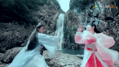 在热播剧《诛仙青云志》里, 唐艺昕和李易峰是初恋情人关系, 虽然