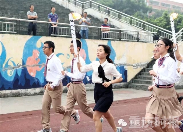 "昨天上午,两江新区人民小学的第一堂课上,2年级的学生家长吴雷涛站在