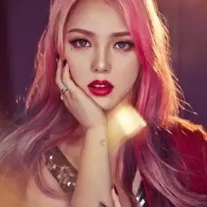 眼皮大眼睛 谁都不可否认的赞叹着她的外表 从美学角度讲 双眼皮灵动