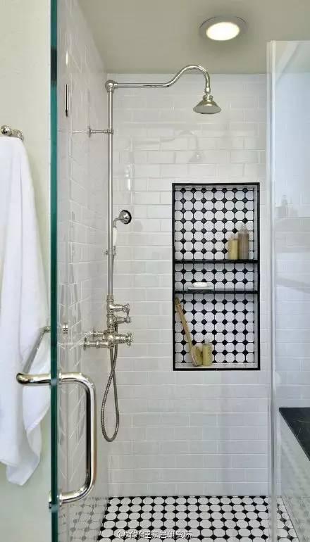 1好看省空间,可放淋浴用品的 壁龛设计 壁龛:是一个深入墙面10到20