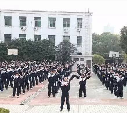 来源:综合南昌晚报,江西日报 记者 刘七葆 你最爱哪个学校的校服?