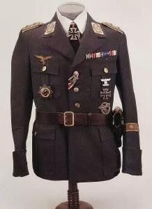 战争结束后,许多国家都仿效或借鉴纳粹德国的军装样式和剪