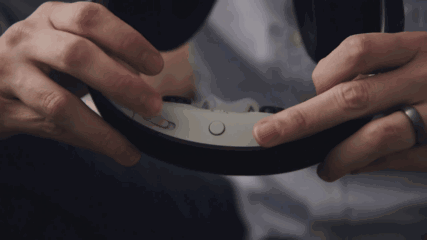 考虑到近视人群需求,glyph vr视网膜眼镜设有镜头复位按钮,鼻托调节