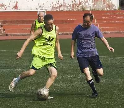 不会踢足球可以喜欢足球吗,不会踢足球可以喜欢足球吗女生