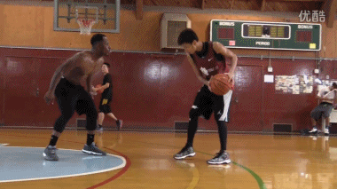 我要打篮球:赵强篮球虐打迷弟,一个动作引起全场欢呼