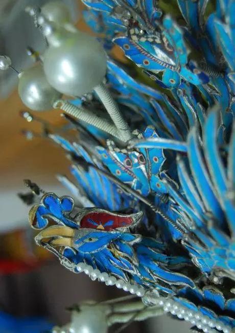 而能戴点翠头面的表示其所饰演的人身份地位比较高,至少她的父亲或