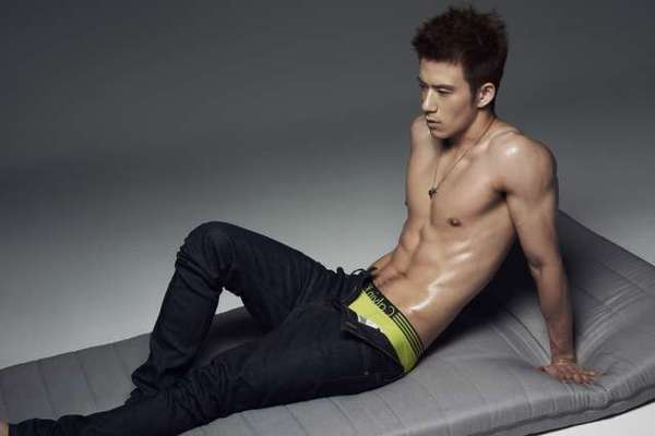 肌肉帅哥被打腹肌