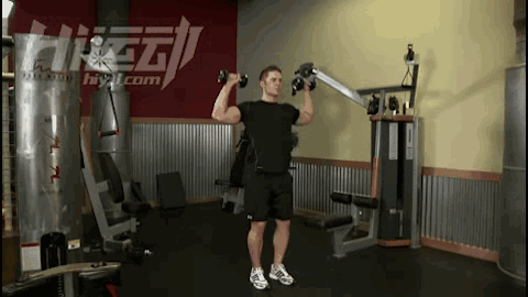 1. 使用双脚与肩同宽的站姿,双手各持一只哑铃.