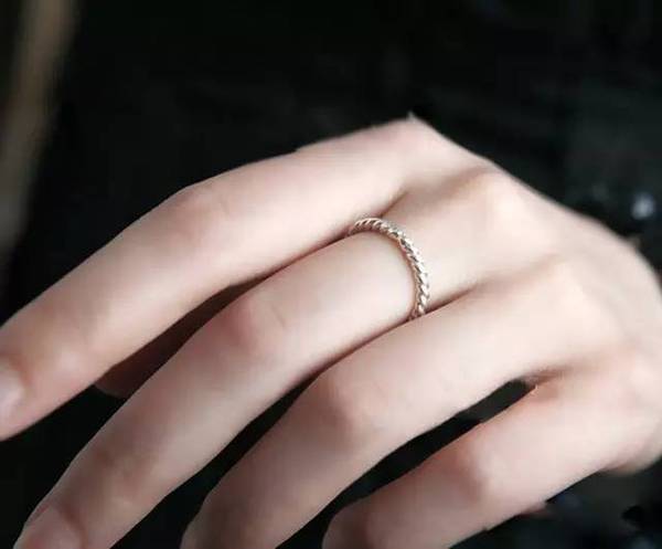 无名指戴戒指代表淡泊名利,不计得失,同时也是婚戒