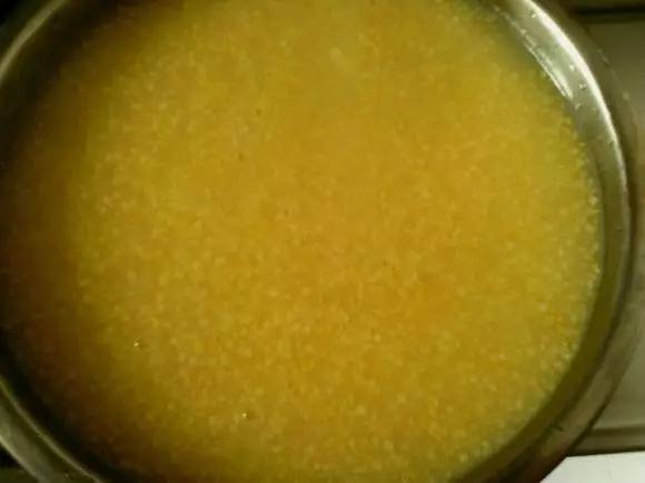 我小时候,家里熬小米粥的步骤是这样的,锅中加入清水,开火,等锅中的