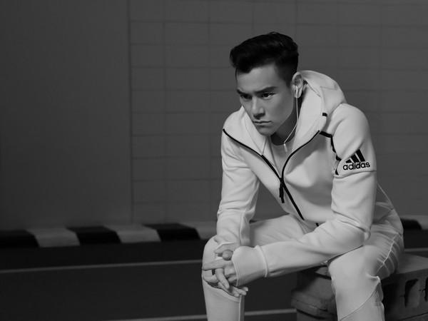 彭于晏身穿adidasathletic系列znehoodie白色连帽外套