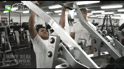 步枪,手枪,4个弹夹,4枚手榴弹(也包括闪光震撼弹,催泪弹等战术武器)