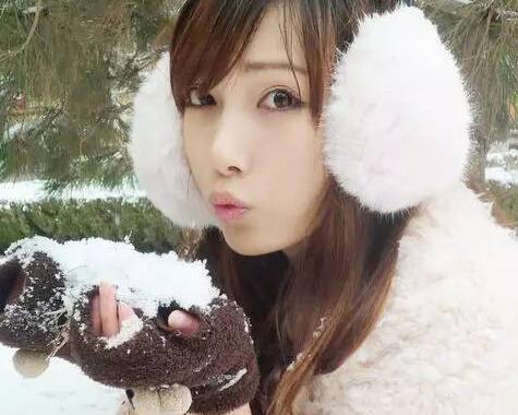 在瑞丽之星选秀节目上,刘诗涵更是以酷似混血儿的清晰轮廓脸庞及招牌