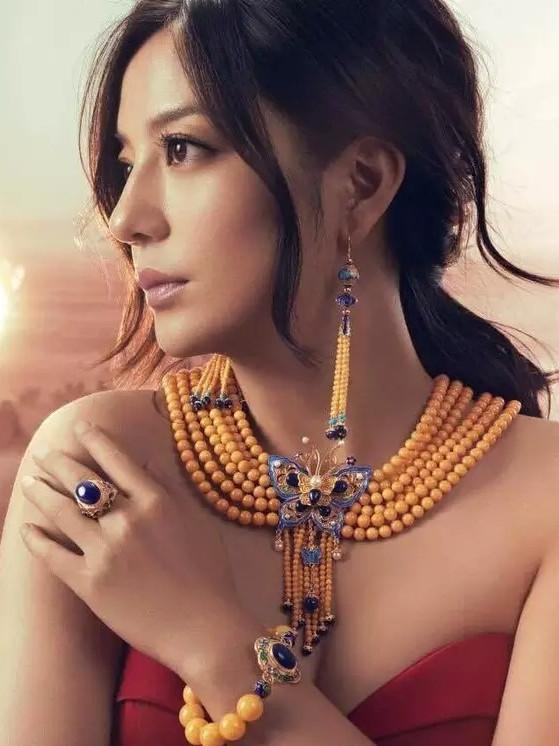 明星夫妻齐秀蜜蜡,为何蜜蜡成为明星宠儿?