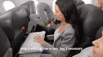 姿势二:趴着打盹 把手臂放进两片旅行枕中间,头埋进旅行枕里趴着睡觉