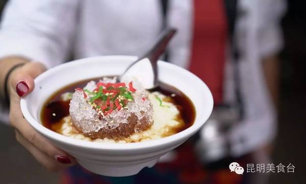 初尝冰稀饭:软黏像粥似的糯米团淋红糖稀,扣冰团,撒炒芝麻和红绿丝