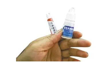 因为白天涂眼膏会在角膜上形成一层膜,影响视力,晚上涂眼膏就没有这个