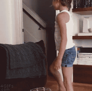 搞笑gif:姑娘你干吗?是想让我把你买回家吗?