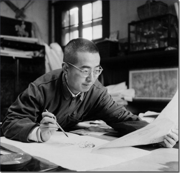 1955年,画家程十发在上海自家画室里创作.