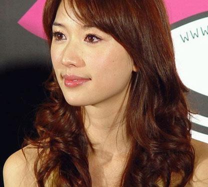 不仅是腋毛,唇毛也是困扰女明星的一大难题!