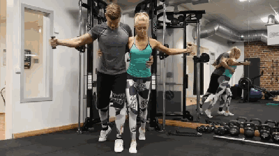 健身情侣实力趴,一练一个么么哒