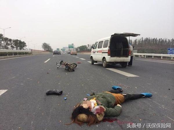 女子路上遇到车祸,被撞飞5米,当场身死.