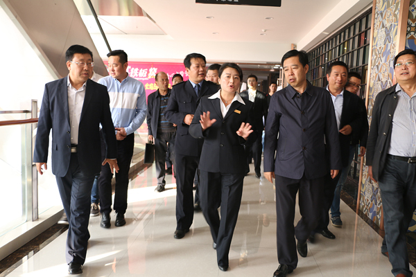 平凉市委副书记,市长王奋彦检查指导海天牧场工作