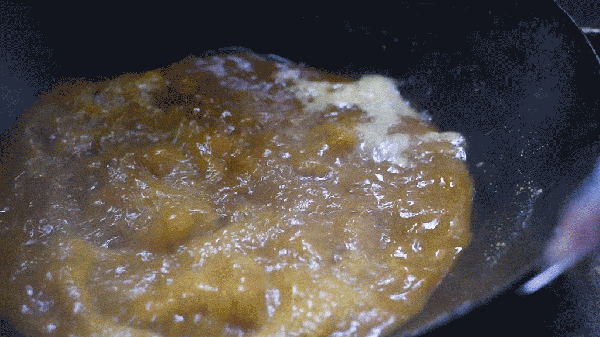 汤料在啪啪啪地沸腾着……一锅鲜美的美蛙鱼头并不是很容易做出来的