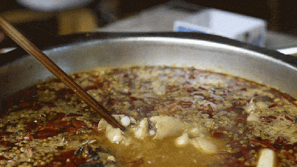 又一阵鲜美的肉香味冒出来,快受不了了!想来一碗饭泡泡!